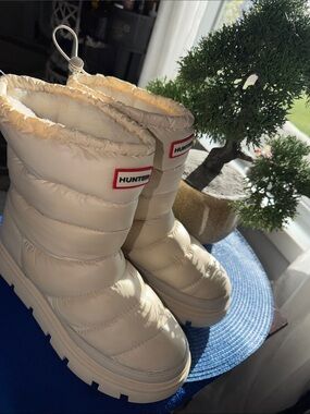 Hunter Women’s Puffer Boots in Cream